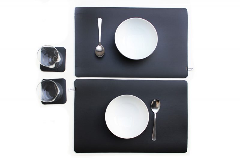 Set di 2 tovagliette americane e sottobicchieri Skin BlackSet di 2 tovagliette americane e sottobicchieri Skin Black
