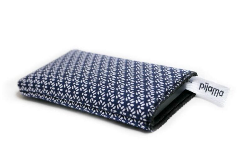 Custodia per iPhone 16 Plus / 15 Pro Max / 14 Pro Max / 13 Pro Max / 12 Pro Max / 11 Pro Max / 11 / XS Max / XR Petali BlueCustodia per iPhone 16 Plus / 15 Pro Max / 14 Pro Max / 13 Pro Max / 12 Pro Max / 11 Pro Max / 11 / XS Max / XR Petali Blue
